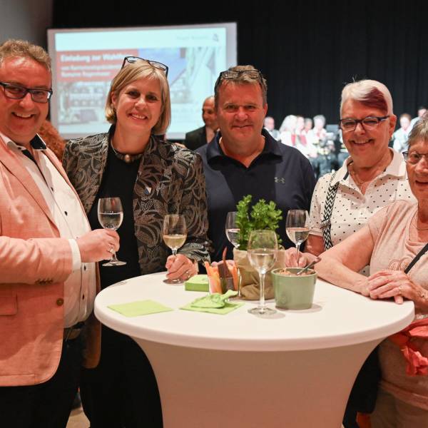 Romaine Rogenmoser mit Gästen an der Wahlfeier 