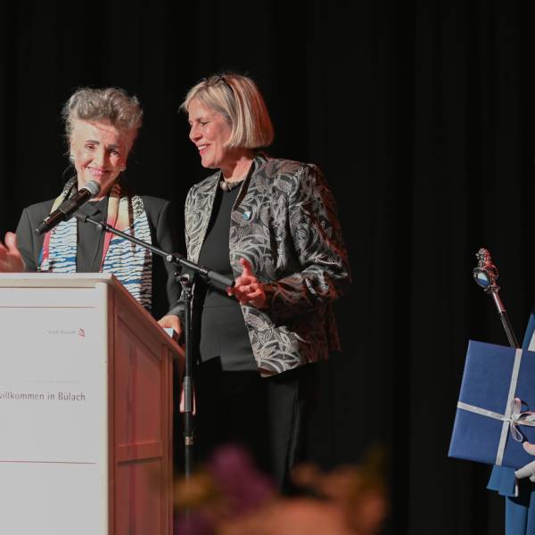 Ein Augenzwinkern zwischen den beiden Ratspräsidentinnen Carmen Walker-Späh und Romaine Rogenmoser