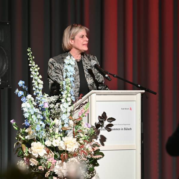 Romaine Rogenmoser spricht an ihrer Wahlfeier in der Stadthalle Bülach 